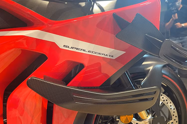 Nhờ vào sử dụng sợi carbon, titan và các thành phần gia công từ nhôm nguyên khối, Superleggera V4 có trọng lượng khô chỉ 159 kg (nhẹ hơn 16 kg so với Panigale V4), dẫn đến tỷ lệ công suất / trọng lượng là 1,41 mã lực / kg: một con số kỷ lục đối với một chiếc xe moto phân khối lớn thương mại.