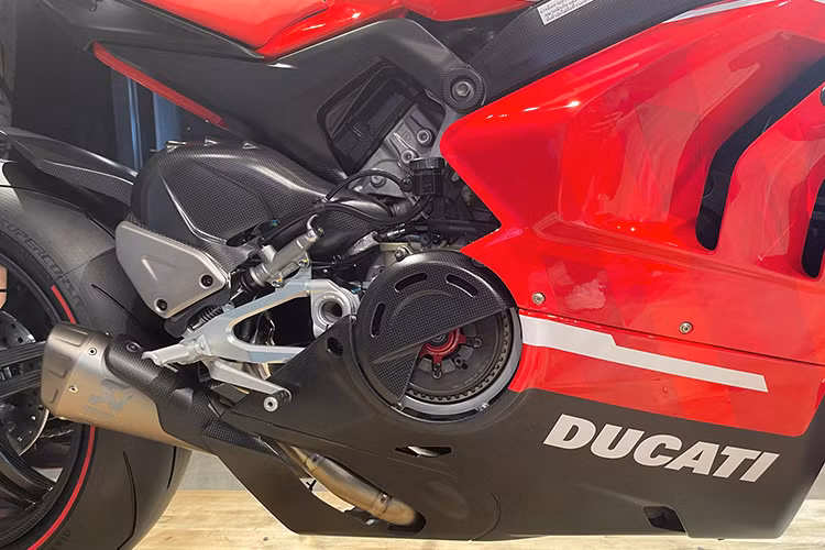 Các trang bị khác chỉ có trên Superleggera V4 bao gồm hệ thống treo Öhlins nhẹ với phuộc điều áp và hệ thống phanh Brembo với kẹp phanh Stylema® R. Ngoài ra, một gói thiết bị điện tử thế hệ mới nhất bao gồm các công nghệ hỗ trợ như EVO 2 cho DTC và DQS lên / xuống...