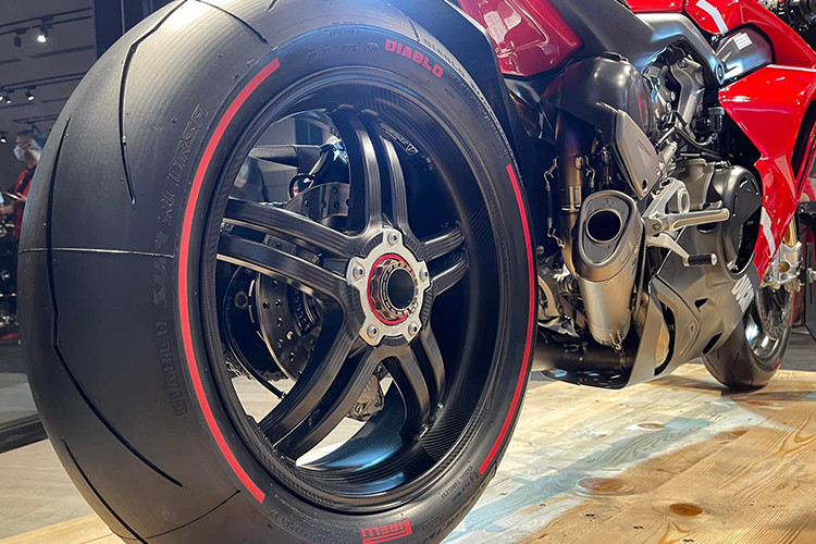 Việc gắn bộ kit Racing giúp chiếc xe sở hữu những thông số lý tưởng từ đường đua, công suất được tăng lên 234 mã lực, giảm trọng lượng khô xuống 152,2 kg và nâng tỷ lệ công suất / trọng lượng lên 1,54 mã lực/kg.