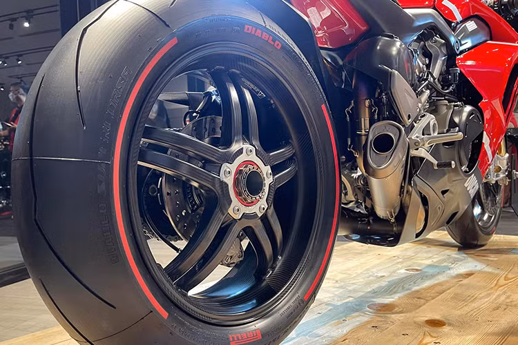 Việc gắn bộ kit Racing giúp chiếc xe sở hữu những thông số lý tưởng từ đường đua, công suất được tăng lên 234 mã lực, giảm trọng lượng khô xuống 152,2 kg và nâng tỷ lệ công suất / trọng lượng lên 1,54 mã lực/kg.