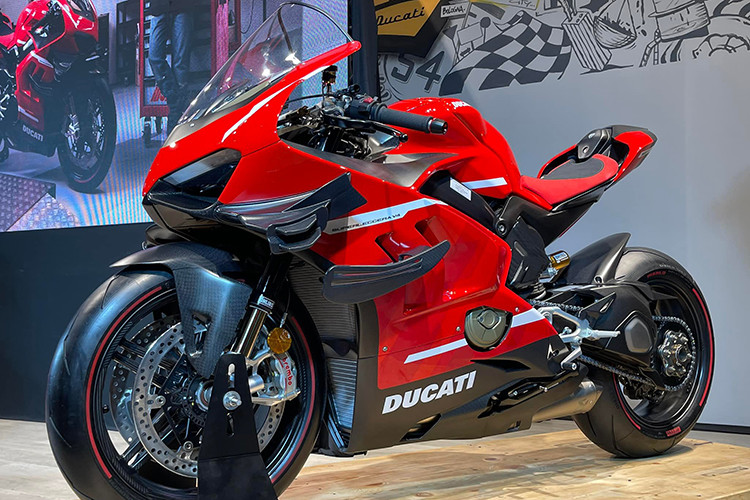 Và mới đây, Minh Nhựa cũng đã kịp bổ sung vào bộ sưu tập của mình chiếc siêu môtô Ducati Superleggera V4 phiên bản giới hạn. Chiếc Ducati Superleggera V4 của Minh Nhựa mang số thứ tự 405 trong số 500 xe được sản xuất trên toàn cầu.