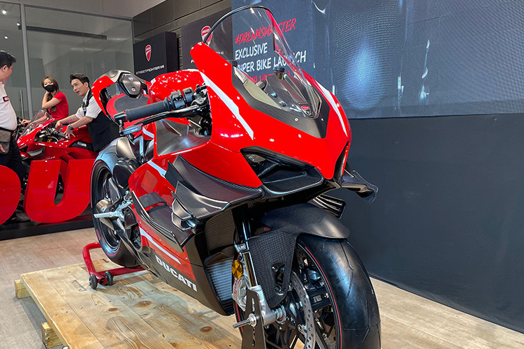 Superleggera V4 sở hữu khối động cơ Desmosedici Stradale V4, dung tích 998 cc, sản sinh công suất 224 mã lực tại 15.250 vòng/phút và mô-men xoắn cực đại 116 Nm tại 11.750 vòng/phút. Nếu sử dụng bộ ống xả dành cho đường đua, sức mạnh chiếc xe có thể đẩy lên mức 234 mã lực và 119 Nm.