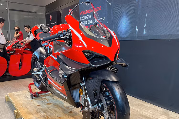 Superleggera V4 sở hữu khối động cơ Desmosedici Stradale V4, dung tích 998 cc, sản sinh công suất 224 mã lực tại 15.250 vòng/phút và mô-men xoắn cực đại 116 Nm tại 11.750 vòng/phút. Nếu sử dụng bộ ống xả dành cho đường đua, sức mạnh chiếc xe có thể đẩy lên mức 234 mã lực và 119 Nm.