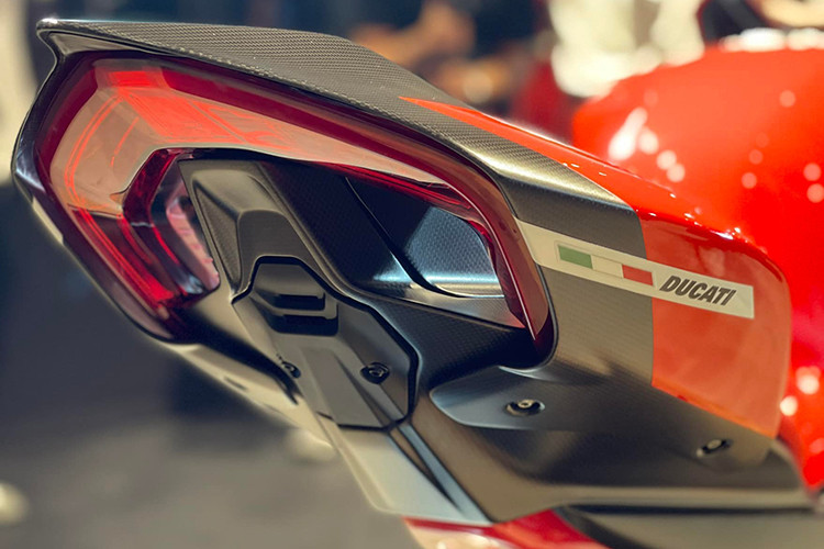 Ducati Superleggera V4 được giới thiệu lần đầu tiên vào đầu năm 2020, đây là mẫu siêu môtô đường phố duy nhất trên thế giới được trang bị mâm, gắp sau và khung sườn làm từ carbon. Superleggera V4 thừa hưởng nhiều công nghệ từ xe đua nhằm đạt được hiệu suất tối đa.