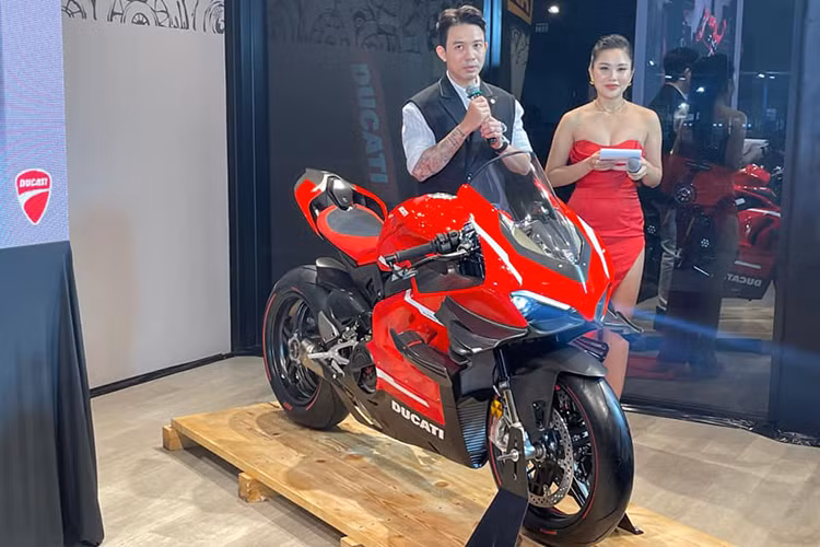 Vào đầu năm 2021, đại gia siêu xe đình đám Việt Nam - Minh Nhựa đã bí mật đặt mua mẫu xe Ducati Superleggera V4 đặc biệt lên đến 6 tỷ đồng khi về Việt Nam. Tuy nhiên, thông tin này đã được Ducati chính hãng tại TP HCM giữ kín.