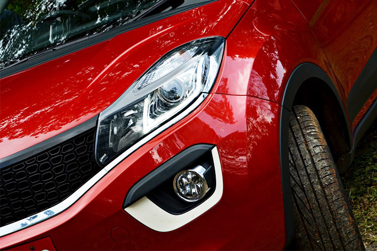 Các mặt bên của Tata Nexon XM được thiết kế với các đường gân dập nổi đem đến một vẻ khỏe khoắn hơn cho chiếc xe crossover cỡ nhỏ giá rẻ.