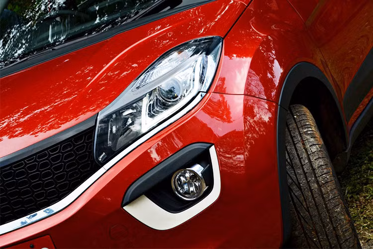 Các mặt bên của Tata Nexon XM được thiết kế với các đường gân dập nổi đem đến một vẻ khỏe khoắn hơn cho chiếc xe crossover cỡ nhỏ giá rẻ.