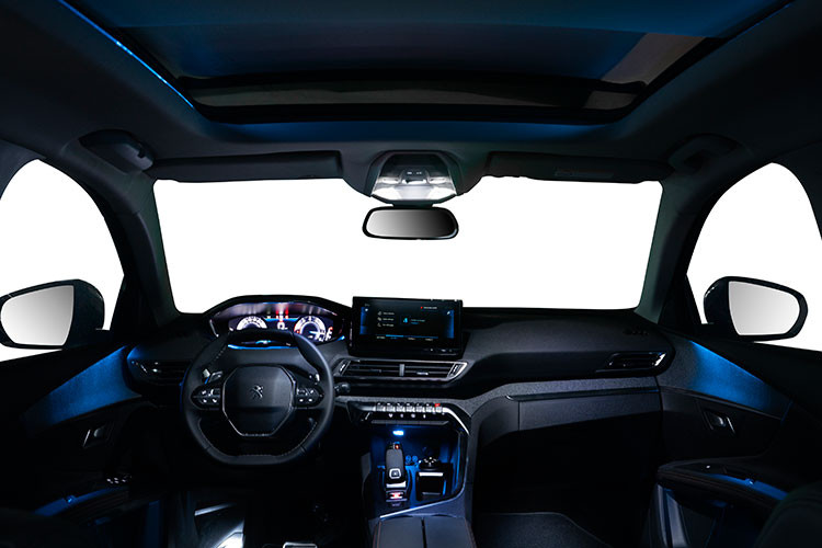 Bên trong khoang lái, ngôn ngữ thiết kế i-Cockpit hiện đại vẫn được duy trì trên Peugeot 3008 2021 với sự cải tiến đến màn hình kỹ thuật số 12,3 inch sau vô-lăng D-Cut 2 đấy thể thao. Đối với Peugeot 3008 2021 bản AL, xe được trang bị màn hình giải trí trung tâm được nâng cấp lên loại 10 inch, trong khi đó bản AT duy trì màn hình 8 inch giống mô hình trước đây.