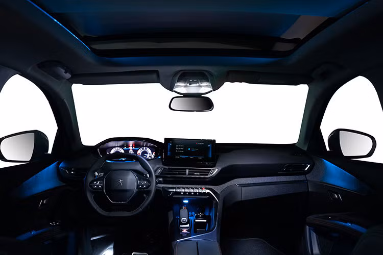 Bên trong khoang lái, ngôn ngữ thiết kế i-Cockpit hiện đại vẫn được duy trì trên Peugeot 3008 2021 với sự cải tiến đến màn hình kỹ thuật số 12,3 inch sau vô-lăng D-Cut 2 đấy thể thao. Đối với Peugeot 3008 2021 bản AL, xe được trang bị màn hình giải trí trung tâm được nâng cấp lên loại 10 inch, trong khi đó bản AT duy trì màn hình 8 inch giống mô hình trước đây.