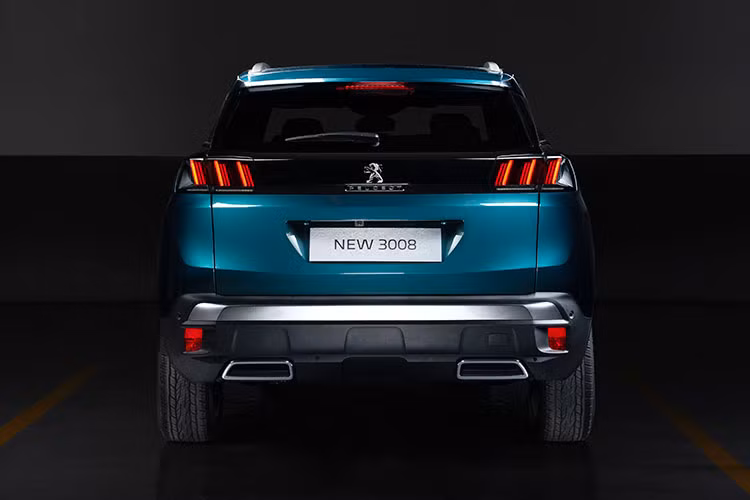 Hông xe Peugeot 3008 2021 không khác biệt quá nhiều, mâm xe 18 inch tạo hình mới, gương chiếu hậu sơn đen gia tăng tính thể thao. Ở phần đuôi Peugeot 3008 2021 vẫn đặc trưng với cụm đèn hậu LED dạng móng vuốt sư tử. Đáng chú ý, Peugeot 3008 2021 còn được bổ sung tính năng cốp điện có chế độ đá cốp rảnh tay, cảm biến đỗ xe trước sau trên bản AL, còn bản AT chỉ có cảm biến lùi.