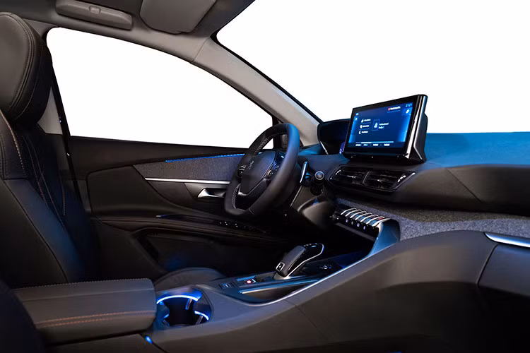 Nếu chọn bản AL cao cấp, người dùng sẽ có thêm những trang bị khác như ghế hành khách phía trước chỉnh điện, gương chiếu hậu chống chói tự động, đèn viền trang trí nội thất và cửa sổ trời toàn cảnh.