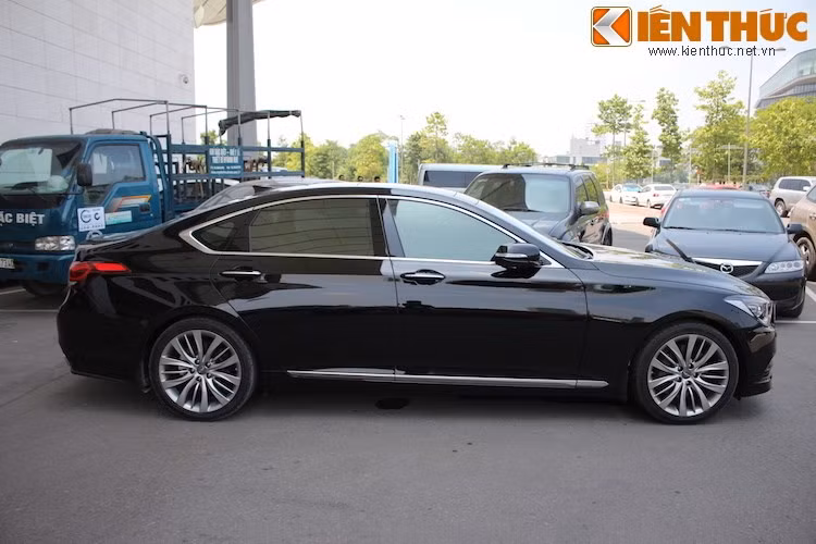 Được coi là đối thủ của BMW 5 Series hay Mercedes E-Class nhưng từ phía hai bên, Genesis đem tới cảm giác đẳng cấp hơn nhờ trục cơ sở dài và vòm mái thuôn về phía sau. Đặc biệt trong gam màu đen sang trọng, có cảm giác rằng chiếc xe phải đứng ngang với những S-Class hay 7 Series.