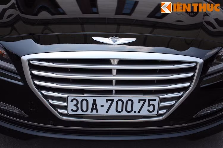 Ngay từ cái nhìn đầu tiên, chiéc xe sang Genesis Sedan mới đã đem tới một ấn tượng về sự sang trọng, đẳng cấp bởi thiết kế theo ngôn ngữ Fluidic Sculpture 2.0 nhưng có những đường nét tinh tế, "uy nghi" hơn các dòng xe khác của Hyundai.