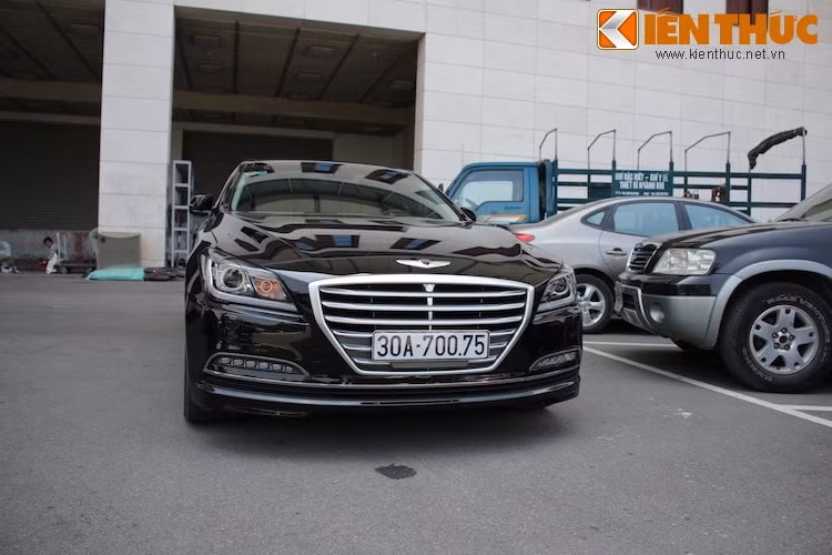 Trong dòng sản phẩm của Hyundai hiện nay, Genesis Sedan là chiếc xe cao cấp thứ nhì của hãng, chỉ xếp sau Equus. Chiếc Hyundai Genesis Sedan mới về Việt Nam thuộc thế hệ thứ 2, đây là mẫu xe từng được ra mắt lần đầu tiên tại Hàn Quốc vào năm 2013.
