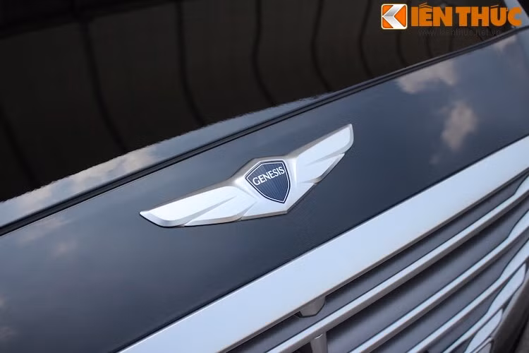 Khi nhìn Genesis Sedan chạy trên đường, những người không biết về xe khó có thể đoán ra nó thuộc hãng sản xuất nào, khi toàn bộ các logo trên xe đều có dạng cánh chim với dòng chữ Genesis ở giữa. Đã từng có một thời gian Hyundai muốn đưa Genesis trở thành thương hiệu hạng sang riêng của hãng, tương tự Lexus hay Acura.