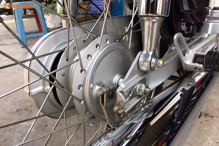 Nhìn vào hình thức bên ngoài, có thể thấy chiếc xe này được sử dụng khá ít, thậm chí sơn đánh dấu ốc của nhà sản xuất Honda tại Việt Nam vẫn còn in trên một số chi tiết ốc của xe. Các chi tiết như gác để chân, moay ơ, nan hoa... vẫn còn nguyên lớp mạ gần như mới cứng. 