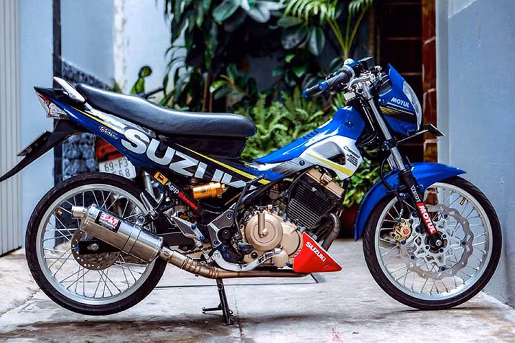 Bản thân Suzuki Raider 150 nguyên bản đã sở hữu vẻ ngoài độc đáo giống như một con hổ đang vồ mồi cùng những tính năng khác biệt so với các dòng xe khác. Tuy nhiên, khi được trang bị dàn đồ chơi hàng hiệu cực chất chiếc xe không chỉ đẹp hơn mà còn mạnh mẽ và cá tính rất nhiều.