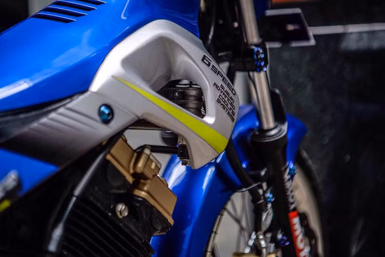 Với bộ cánh yếm rời 2004 được làm mới, chiếc xế nổ côn tay cỡ nhỏ này trở nên gọn nhẹ và hầm hố hơn khi khối động cơ của xe được phơi trọn ra ngoài. Bên cạnh đó, dàn ten đấu được trang bị cũng giúp chiếc xe có "mã ngoài" thể thao hơn.