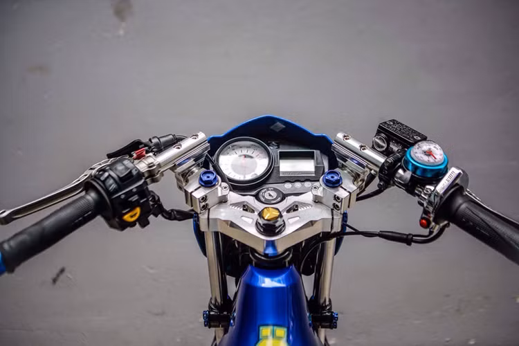 Cụm ghi đông được thay đổi mạnh với dàn ghi đông CNC đầy nổi bật , trang bị tay thắng CRG cùm tăng tốc Uma Racing. Ngoài ra, việc sở hữu khung sườn và gắp sau được chế tạo bằng thép cường lực cứng cáp cũng giúp xe "đầm" và ổn định hơn.