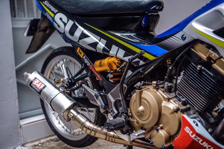 Bên cạnh bộ cánh và dàn phụ kiện độ được trang bị đã làm cho chiếc xe côn tay cỡ nhỏ này trở nên chất hơn rất nhiều. Ngoài ra, nội công của Suzuki Raider 150 độ này cũng đã được nâng cấp mạnh mẽ với bình xăng bông mai cùng nhiều chi tiết khác.