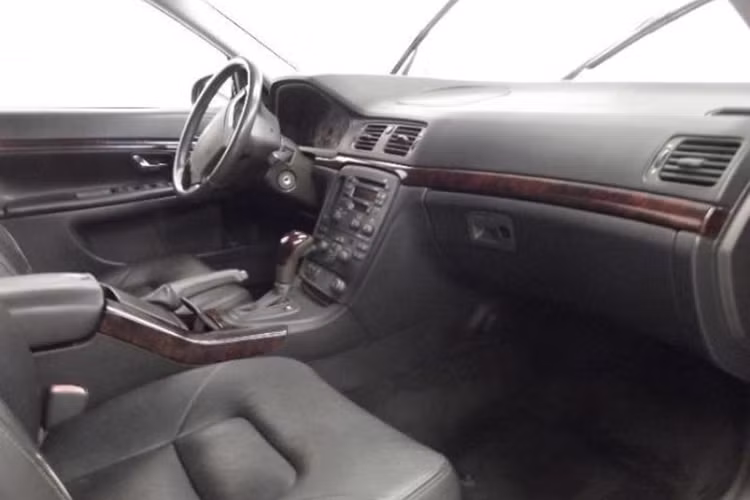 Ví dụ mẫu sedan S90 hạng sang cũng đã từng được nhiều doanh nghiệp mang ra để chế tạo lại thành xe tang lễ và xe limo, ít nhất là ở Anh Quốc.