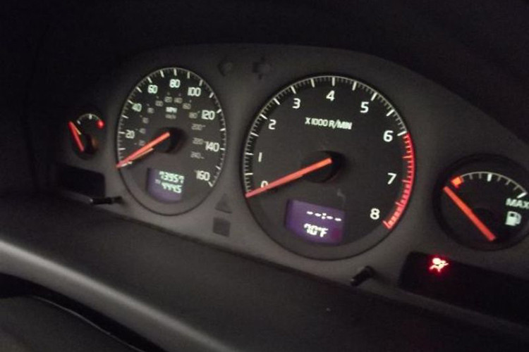 Là một mẫu xe xuất hiện từ năm 2001, bên trong của chiếc xe Volvo S80 Limousine này không có gì nổi bật ngoài 3 hàng ghế với các chi tiết bọc da và ốp gõ... các trang bị trên xe chỉ là đầu CD, các kết nối đơn giản.