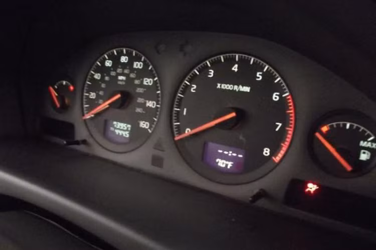 Là một mẫu xe xuất hiện từ năm 2001, bên trong của chiếc xe Volvo S80 Limousine này không có gì nổi bật ngoài 3 hàng ghế với các chi tiết bọc da và ốp gõ... các trang bị trên xe chỉ là đầu CD, các kết nối đơn giản.