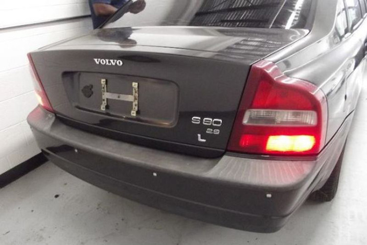 Người bán khẳng định rằng xe đã được đăng ký phục vụ công việc ngoại giao của Thụy Điển ở nước Mỹ, và không có một loại giấy tờ chứng thực nào cả. Dù sao đi nữa, với một cái giá bán rẻ như thế, người mua có thể sẽ cần chi ra thêm một số tiền để sửa chữa hoặc lau dọn xe nếu cần thiết.