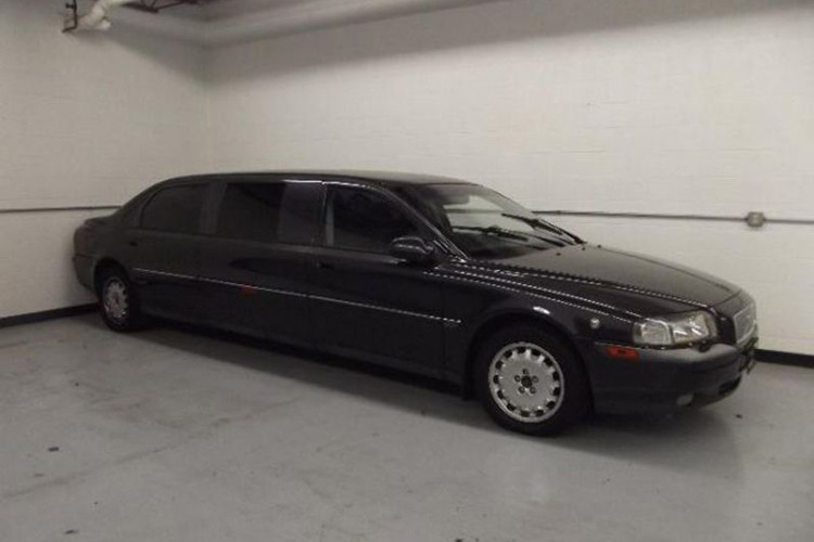 Với mức giá Volvo S80 Limousine này chỉ 3.900 USD, (khoảng 90 triệu đồng) phải nói là vô đối về mặt giá cả và có lẽ sẽ sớm tìm được chủ nhân mới. Thậm chí, người bán trên Craiglist còn tự tin thách thức người mua tìm được một chiếc xe nào giống như thế nữa. 