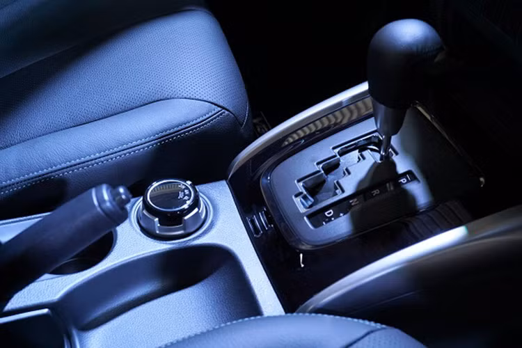 Trước mắt, động cơ Diesel 2.4 MIVEC mới được MMV áp dụng trên phiên bản cao cấp nhất (Triton 4x4 AT), trong khi 3 phiên bản còn lại (4x4 MT, 4x2 AT và 4x2 MT) vẫn chưa được áp dụng động cơ mới.