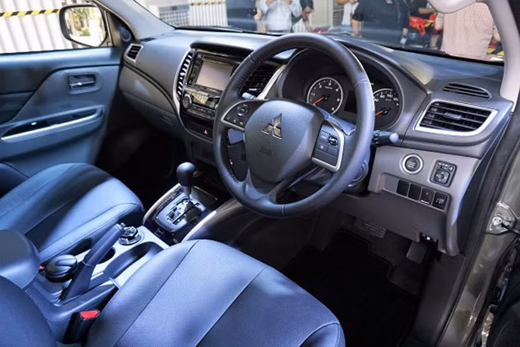 Điểm nâng cấp nổi bật trong nội thất của Triton MIVEC mới là vô-lăng thiết kế 4 chấu, sang trọng và hiện đại hơn, tích hợp chức năng điều khiển âm thanh và kiểm soát hành trình. Bên cạnh đó, nội thất cũng như thiết kế đều được làm mới bắt mắt hơn.