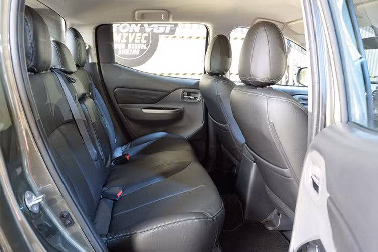  Hệ thống trợ lực lái cũng được thiết kế cải thiện mang lại cảm giác điều khiển nhẹ nhàng và thoải mái như dòng xe du lịch. Hàng ghế sau thoải mái đủ cho 3 người. Các trang bị khác như; gạt nước mưa tự động, điều hòa không khí 2 vùng, ghế bọc da, kết nối Bluetooth, camera chiếu hậu, hệ thống kiểm soát hành trình...