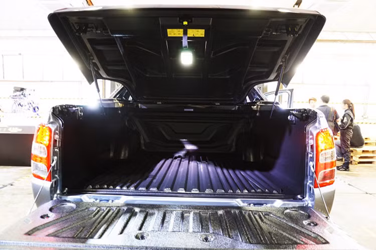 Thiết kế J-line kết hợp những đường gân dập nổi mạnh mẽ trên thân xe luôn tạo ấn tượng khác biệt cho Triton so với các đối thủ. Lưới tản nhiệt mạ crôm màu đen mạnh mẽ, kết hợp với bậc lên xuống và mâm bánh xe thiết kế mới với 2 tông màu hiện đại và thể thao.