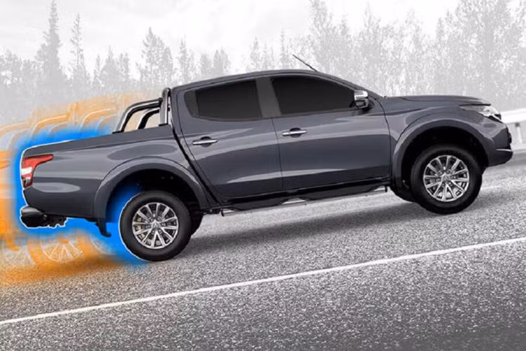 Triton MIVEC mới được giới thiệu đến thị trường Việt Nam với phiên bản cao cấp nhất là 4x4 AT MIVEC. Với những nâng cấp lớn từ động cơ, trang bị an toàn cùng với những chi tiết thay đổi đáng giá ở ngoại thất và nội thất, Triton vẫn có mức giá 785 triệu đồng.