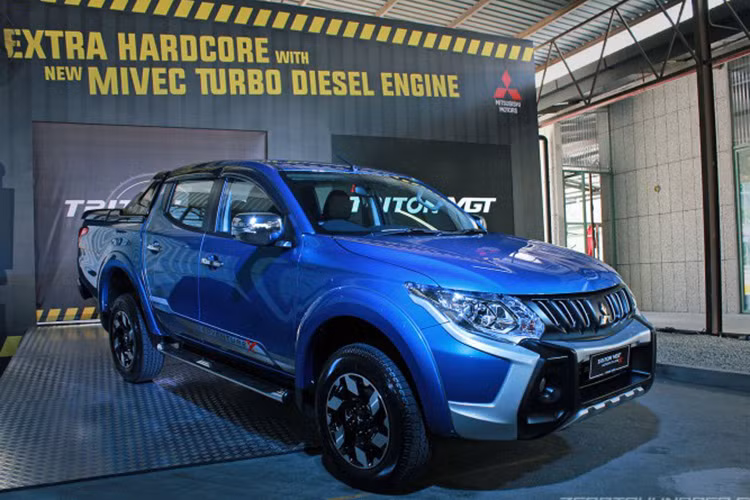 Mitsubishi Triton 4x4 AT MIVEC dự kiến được giao hàng từ tháng 12/2016. Khách hàng đặt mua trước sẽ nhận bộ phụ kiện chính hiệu trị giá 65 triệu đồng, bao gồm: nắp thùng xe, lót thùng, ốp cản trước, ốp cánh cửa, ốp nắp nhiên liệu, ốp trang trí bệ cửa.