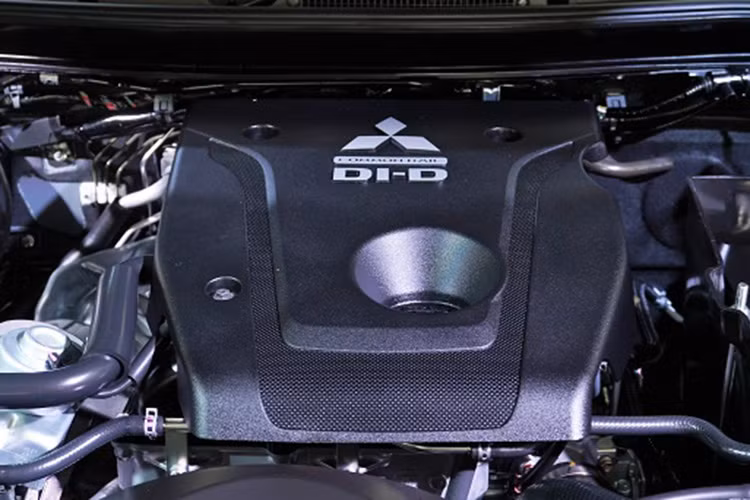 Động cơ Diesel van biến thiên điện tử MIVEC mới nhất của Mitsubishi Motors sở hữu nhiều công nghệ hiện đại nâng cao công suất đạt 181 mã lực/3.500 vòng/phút và mô-men xoắn 430Nm/2.500 vòng/phút (mạnh hơn phiên bản động cơ cũ 3 mã lực và 30Nm).