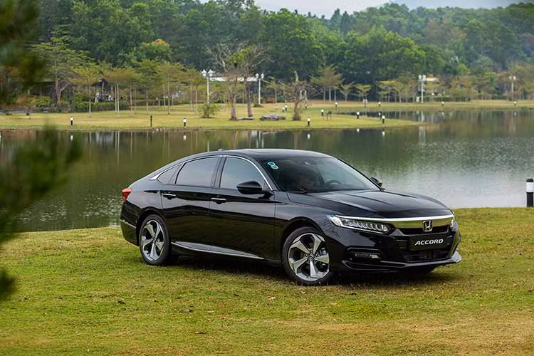 Không có gì ngạc nhiên khi Honda Accord bán kém ở Việt Nam. Mẫu xe này chẳng những chỉ có 1 phiên bản mà giá bán còn cao, lên đến 1,319 tỷ đồng. Là xe nhập khẩu nguyên chiếc nên Honda Accord cũng không được hưởng chính sách giảm lệ phí trước bạ của Chính phủ.