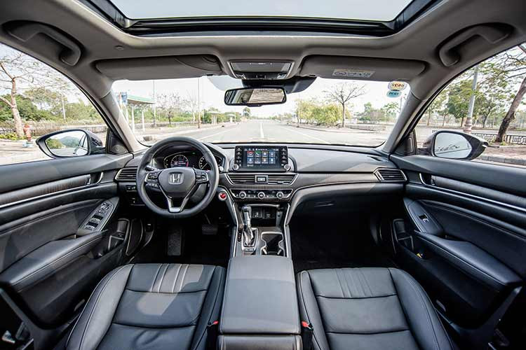 Thiết kế của Honda Accord ở thế hệ hiện tại được xem là trẻ hóa nhưng không hợp với thị hiếu của người dùng Việt Nam, khi họ xem đây đây là xe dành cho lớp trung niên, có tuổi. Nội thất xe cũng tương tự khi mang xu hướng hiện đại nhưng lại ít tiện nghi hơn so với Toyota Camry.