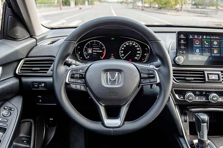 Bù lại Honda Accord có cảm giác lái vận hành khá tốt nhờ được trang bị khối động cơ 1.5L tăng áp cho mức công suất 188 mã lực, 260 Nm kết hợp với hộp số CVT. Khối động cơ này có phần giống với Honda CR-V nhưng được điều chỉnh cho hiệu suất mạnh hơn.