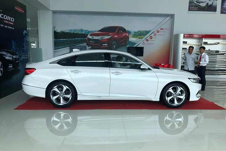 Việc Honda Accord đại hạ giá được xem làm mức giảm thấp nhất của mẫu xe này từ trước đến nay, trước đây mẫu xe này cũng được hỗ trợ tuy nhiên chỉ dao động từ 50 đến 100% phí trước bạ tùy thời điểm và chính sách bán hàng của hãng và đại lý hoặc để xả hàng tồn trong kho.