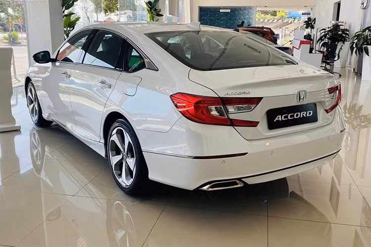 Với giá bán 1.069 tỷ đồng, Honda Accord còn dễ tiếp cận hơn so Toyota Camry bản tiêu chuẩn hiện có giá 1.105 tỷ đồng, nhưng vẫn cao hơn tương đối so với 2 đối thủ khác là Mazda 6 đang có giá từ 779-914 triệu đồng hay Kia K5 có giá từ 859-999 triệu đồng.