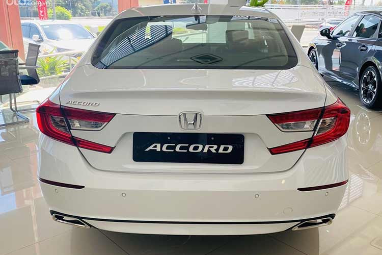 Các xe Honda Accord sản xuất năm 2022 và 2023 đều không có sự khác biệt nào, đều có chung trang bị, thiết kế cũng như có gói công nghệ an toàn nâng cao Honda Sensing gồm 5 tính năng: hỗ trợ phanh tự động, ga tự động thích ứng khoảng cách, hỗ trợ giữ làn đường, giảm thiểu chệch làn đường và đèn pha thích ứng.