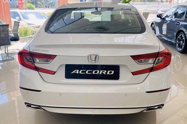 Các xe Honda Accord sản xuất năm 2022 và 2023 đều không có sự khác biệt nào, đều có chung trang bị, thiết kế cũng như có gói công nghệ an toàn nâng cao Honda Sensing gồm 5 tính năng: hỗ trợ phanh tự động, ga tự động thích ứng khoảng cách, hỗ trợ giữ làn đường, giảm thiểu chệch làn đường và đèn pha thích ứng.