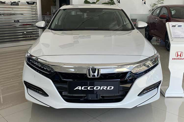 Với người dùng bình thường thì hiện tại Honda Accord đang áp dụng chương trình hỗ trợ 50% phí trước bạ cho xe sản xuất 2023 và tặng 100% phí trước bạ cho xe sản xuất 2022 với giá trị quy đổi tương đương từ 65 - 79 triệu đồng và từ 131 - 158 triệu đồng tùy địa phương.