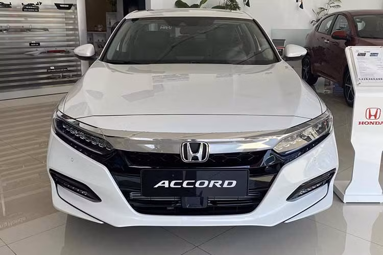 Với người dùng bình thường thì hiện tại Honda Accord đang áp dụng chương trình hỗ trợ 50% phí trước bạ cho xe sản xuất 2023 và tặng 100% phí trước bạ cho xe sản xuất 2022 với giá trị quy đổi tương đương từ 65 - 79 triệu đồng và từ 131 - 158 triệu đồng tùy địa phương.