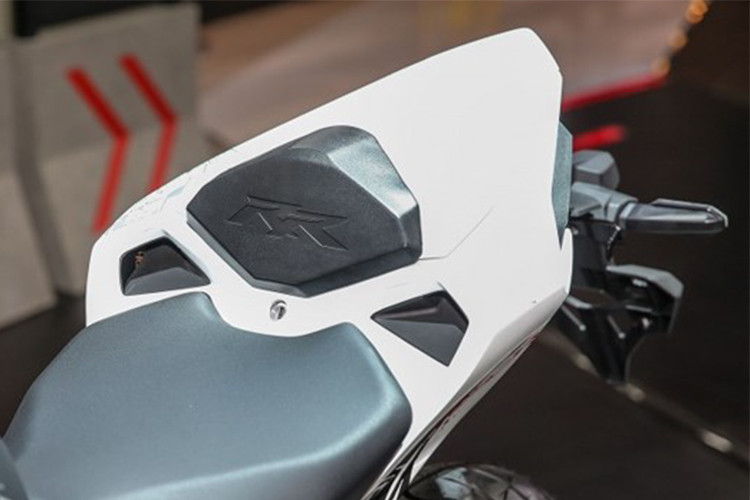 Ngoài các điểm nói trên, Honda CBR250RR trắng ngọc không có gì khác biệt so với một chiếc Honda CBR250RR thông thường. Diện mạo của xe không có gì thay đổi với phần đầu xe gồm cụm đèn pha đôi có thiết kế mảnh, phía trên là đèn đề mi, cả hai đều sử dụng công nghệ đèn LED.