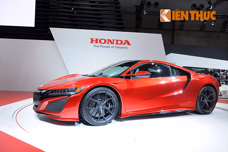 Xe sử dụng cơ cấu truyền động lai hiệu năng cao SPORT HYBRID SH-AWD (hệ thống dẫn động bốn bánh toàn thời gian siêu vận hành) cho khả năng tiết kiệm nhiên liệu vượt trội. Thiết kế ngoại thất thấp và rộng tạo cảm giác năng động cùng với nội thất mang ý tưởng "buồng lái hỗ trợ con người".