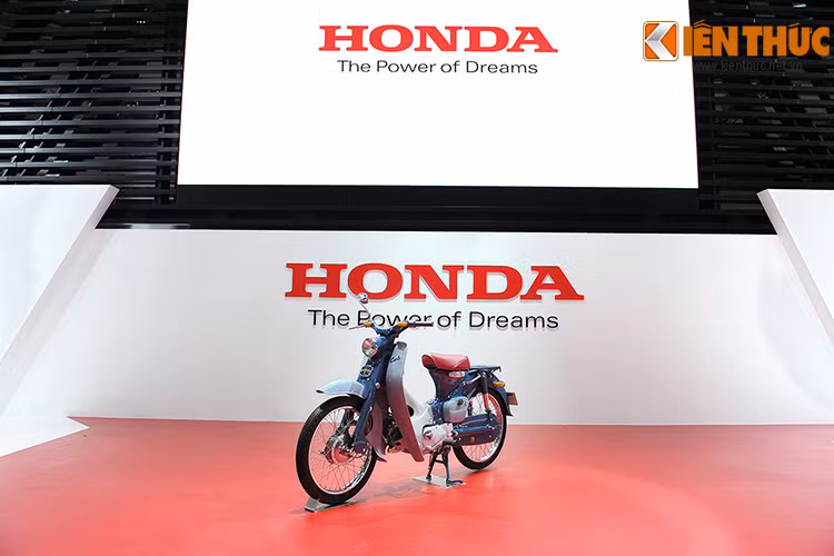 Thêm vào đó, việc điều khiển xe đơn giản được tối ưu nhờ việc quy tụ trọng lượng và hạ thấp trọng tâm xe.