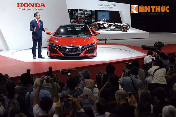 Honda NSX thế hệ hoàn toàn mới là mẫu siêu xe sở hữu động cơ V6 VTEC tăng áp kép hoàn toàn mới tích hợp cơ cấu phun nhiên liệu trực tiếp đặt chính giữa hệ thống khung gầm siêu nhẹ.