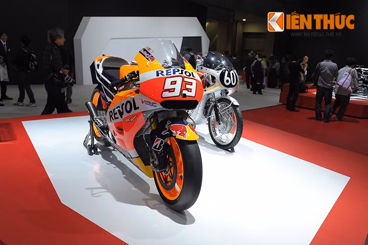 Siêu môtô RC213V, mẫu môtô đình đám của Honda tham gia Giải đua xe vô địch Thế giới 2015 MotoGP cũng có mặt tại gian hàng của hãng.